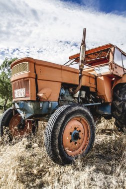 terk edilmiş bir çiftlik alanında traktör