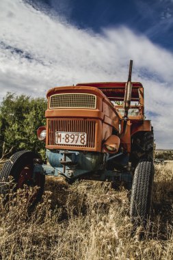 terk edilmiş bir çiftlik alanında traktör