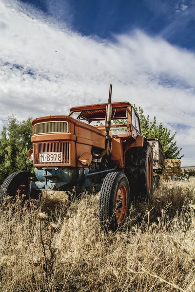 Tractor abandonado en un campo agrícola — Foto de Stock