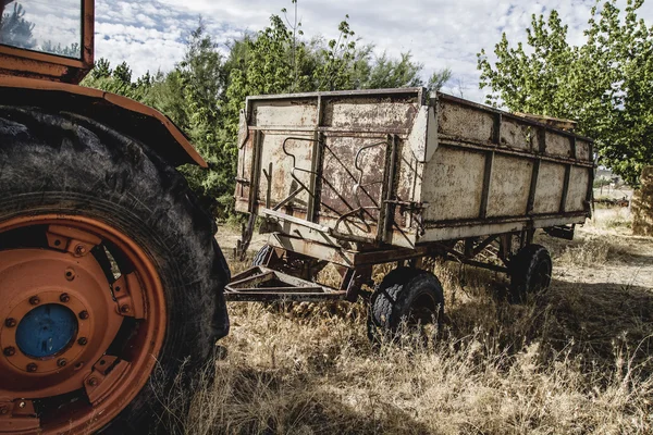 Tractor abandonado en un campo agrícola — Foto de Stock