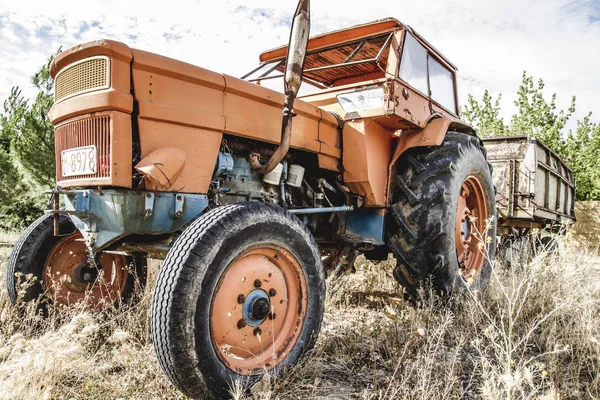 Traktor auf einem Acker liegengelassen — Stockfoto