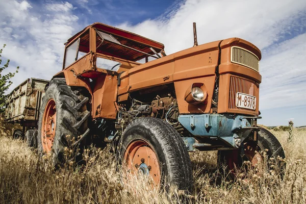 Tractor abandonado en un campo agrícola — Foto de Stock