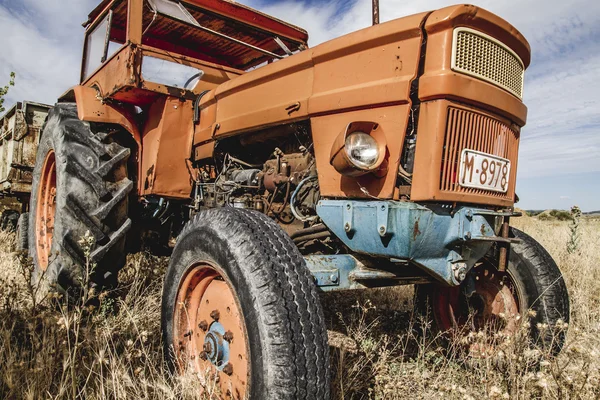 Tractor abandonado en un campo agrícola — Foto de Stock