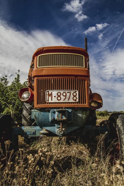 Trattore abbandonato in un campo agricolo — Foto Stock