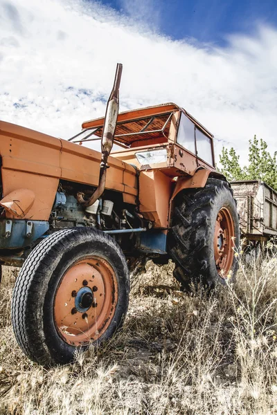 Trator abandonado em um campo agrícola — Fotografia de Stock