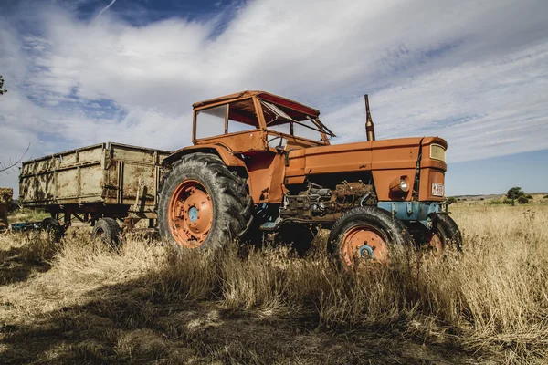 Tractor abandonado en un campo agrícola —  Fotos de Stock