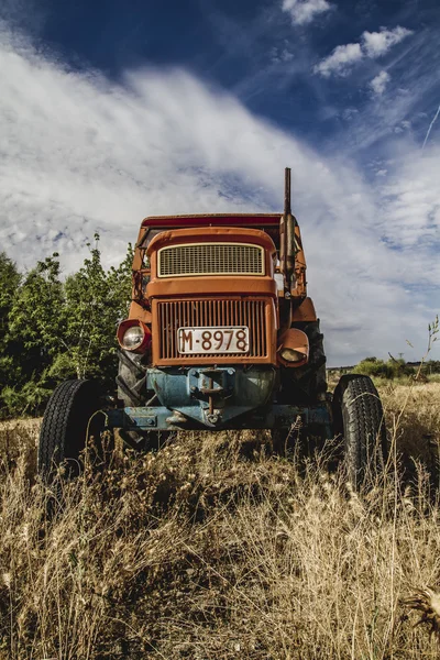 Traktor övergiven på en gård — Stockfoto
