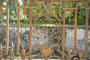 İspanya eski on dokuzuncu yüzyıl tarzı bahçesinde Iron gate
