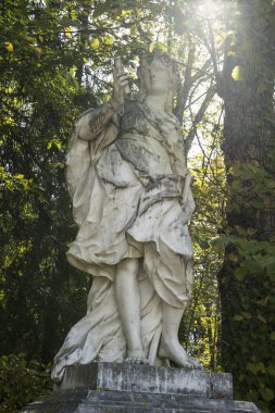 Segovia, İspanya'nın bahçesinde beyaz mermer heykeller. güze