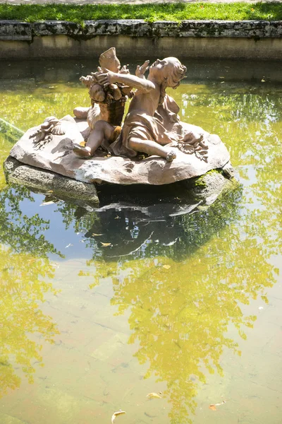 在塞戈维亚的宫殿里的喷泉 — 图库照片