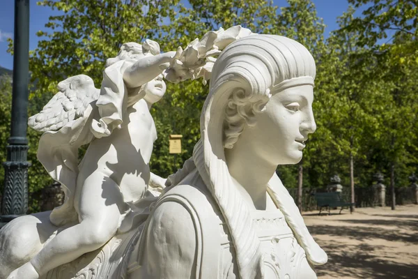 Скульптура из белого мрамора — стоковое фото