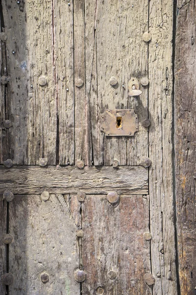 Pirinç asma kilit ile eski ahşap kapı — Stok fotoğraf