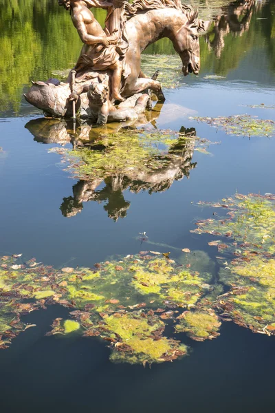 Näckros, gyllene fontäner i segovia palats i Spanien. brons — Stockfoto