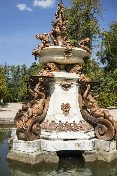 Fontaine dans le palais de Ségovie — Photo