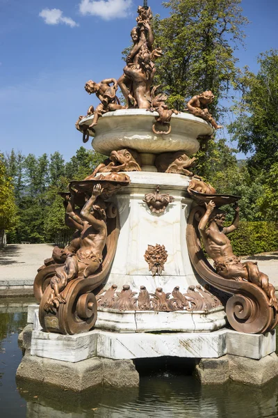 Fontän i segovia palace — Stockfoto