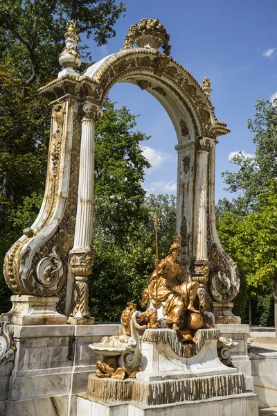 Fonte no palácio segovia — Fotografia de Stock