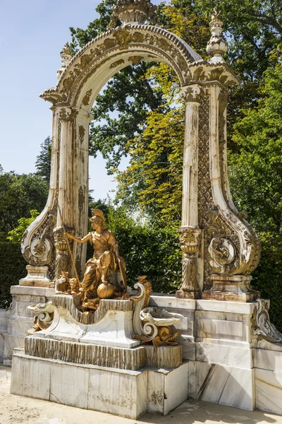 Fontän i segovia palace — Stockfoto