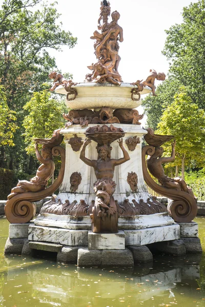 Fonte no palácio segovia — Fotografia de Stock