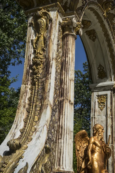 在西班牙的塞哥维亚宫殿的喷泉 — 图库照片
