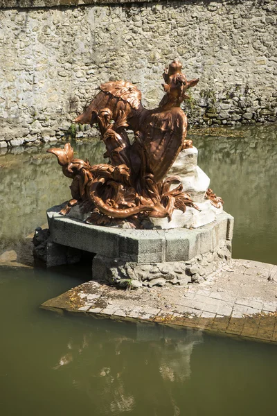 在塞戈维亚的宫殿里的金色喷泉 — 图库照片