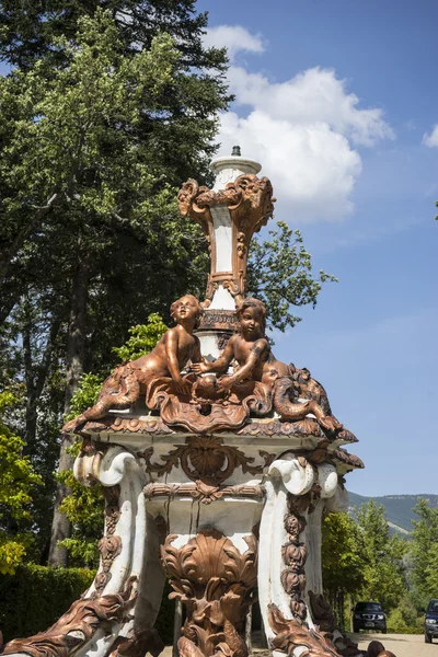 在塞戈维亚的宫殿里的喷泉 — 图库照片