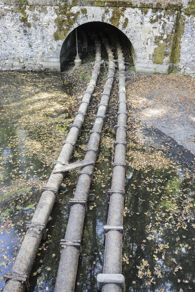 Bahçe çeşmeleri çiftliği Segovia, Madrid, eski IR için su boruları — Stok fotoğraf