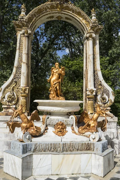 Fonte dourada no palácio segovia — Fotografia de Stock