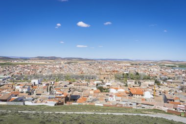 Consuegra Ortaçağ Kalesi il içinde panoramik görünümü