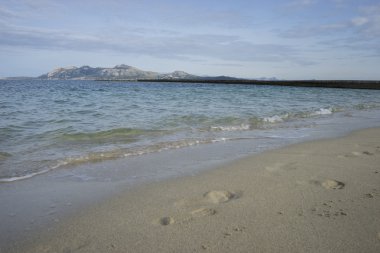 insan ayak izleri ile ince kumlu plaj yüzeyinde