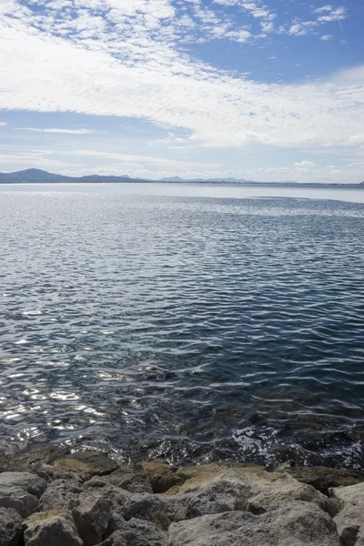 Mallorca plaj ile fırtınalı gökyüzü, insanlar olmadan deniz kıyısı