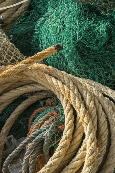 Aparejos y redes de pesca con puerto en Mallorca, España. Detalle de —  Fotos de Stock
