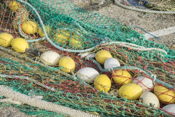 Båt, riggar och fiske nät med en port i Mallorca, Spanien. Deta — Stockfoto