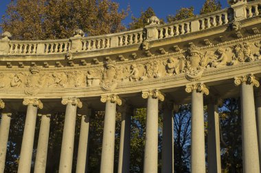 Taş anıt Jardin del Retiro Ma iyonik sütun ile