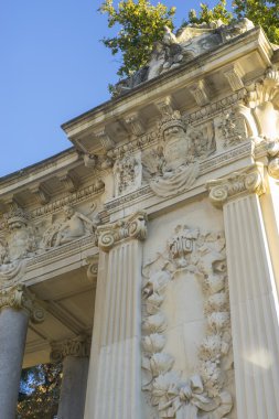 Taş anıt Jardin del Retiro Ma iyonik sütun ile