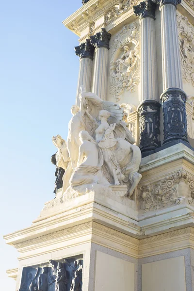 Jardin, Monument en pierre avec colonnes ioniques dans le Jardin del Reti — Photo