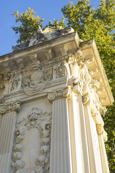 Kamienny pomnik z kolumn jonowych w Jardin del Retiro w Ma — Zdjęcie stockowe