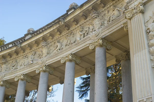 Kamenný pomník s jónskými sloupy v Jardin del Retiro v Ma — Stock fotografie