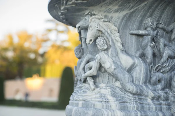 Vaso de pedra decorativo, escultura de pedra no Jardin del Retiro — Fotografia de Stock