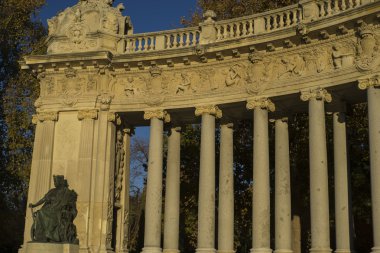 Taş anıt Jardin del Retiro Ma iyonik sütun ile