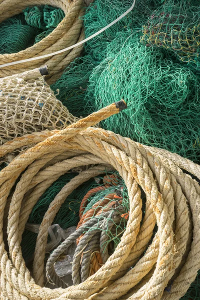 Pescador, aparejos y redes de pesca con puerto en Mallorca, España . —  Fotos de Stock