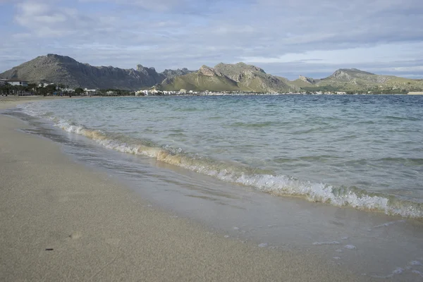 Mallorca beach a viharos égen, tengerpart, emberek nélkül — Stock Fotó