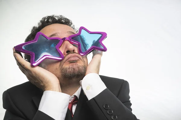 Podnikatel s brýlemi hvězd, šílený a vtipné dosáhnout — Stock fotografie