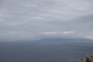 Okyanus, Mallorca plaj fırtınalı gökyüzü ile insanlar olmadan deniz kıyısı