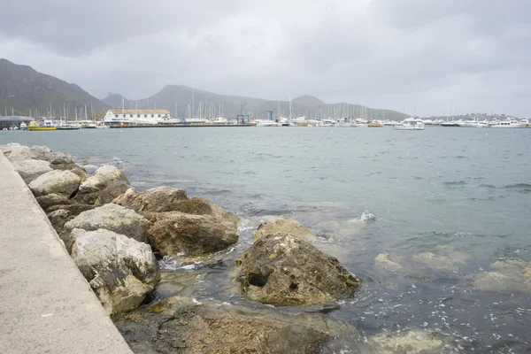 Perigo, pedras junto ao mar Mediterrâneo na ilha de Maiorca — Fotografia de Stock