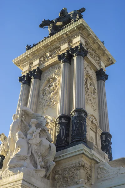 Kültür, taş anıt Jardin del Ret iyonik sütun ile — Stok fotoğraf