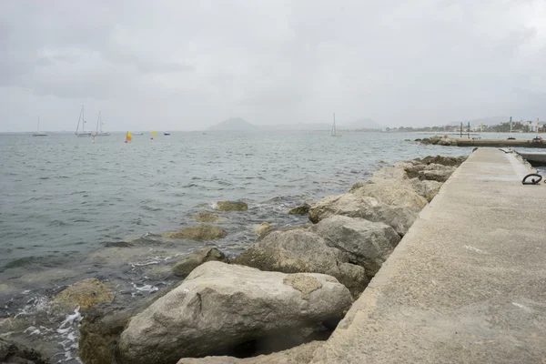 在西班牙的马洛卡岛地中海海岩石 — 图库照片