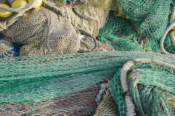 Aparejos y redes de pesca con puerto en Mallorca, España. Detalle de — Foto de Stock