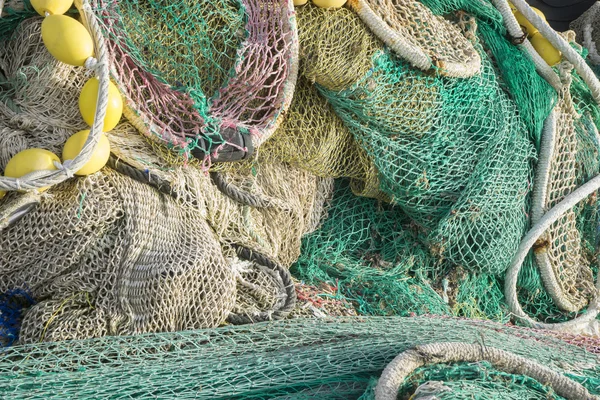 Fischer, Bohrinseln und Fischernetze mit einem Hafen auf Mallorca, Spanien. — Stockfoto