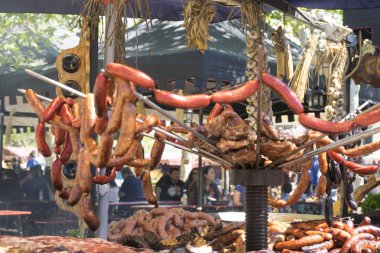 sosis, ahtapot, et, kaburga ve tüm akraba ile Ortaçağ Barbekü