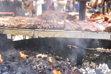 sosis, ahtapot, et, kaburga ve tüm akraba ile Ortaçağ Barbekü